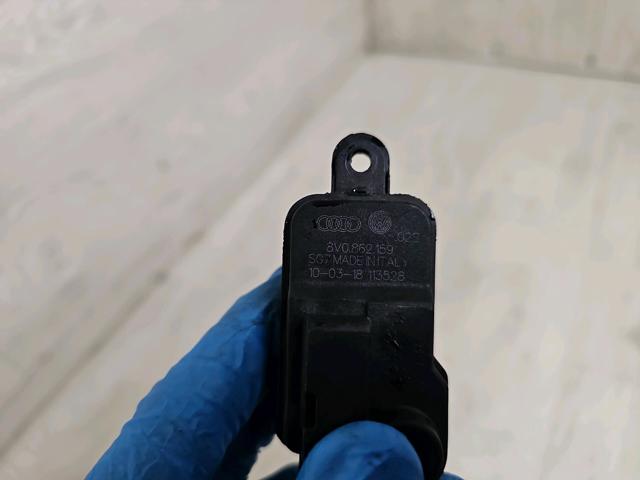 Мотор-привід відкриття лючка бака 8V0862159 VAG