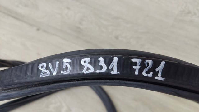 Ущільнювач дверей передніх, на (кузові) 8V5831721A VAG