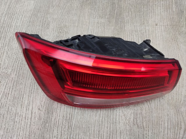 Задній лівий зовнішній ліхтар 8V5945069 VAG