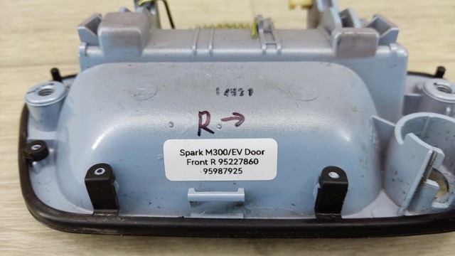 Ручка передньої двері зовнішня права 95227860 GM