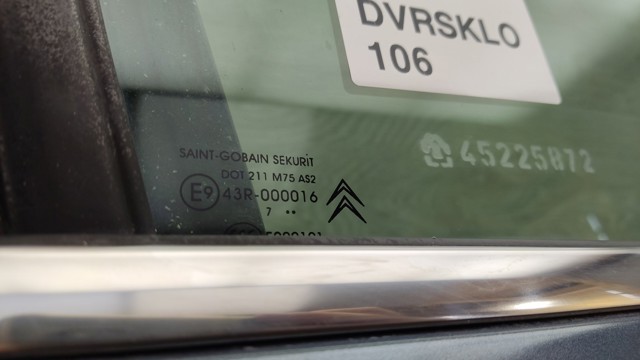 Скло пасажирських дверей 9806025980 PEUGEOT