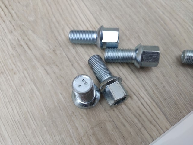 Болти колісні 99909801 SWAG