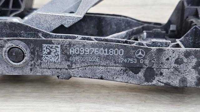 Тримач зовнішньої ручки дверей, передньої правої A0997601800 MERCEDES