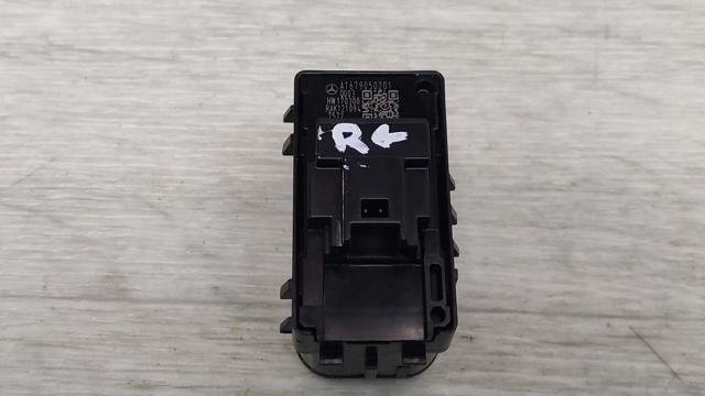 Кнопка підйомника переднього правого скла A16790502019051 MERCEDES