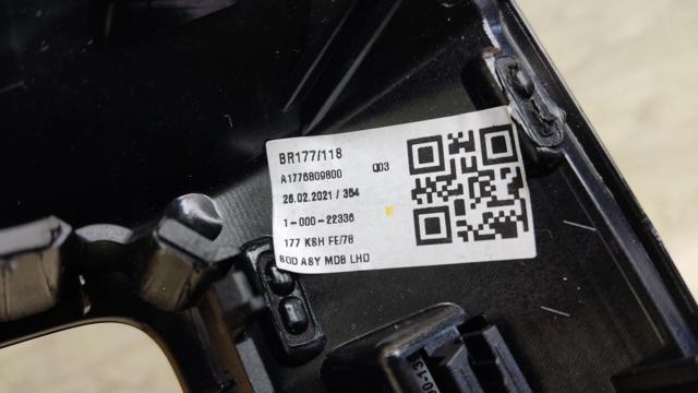 Молдинг (накладка) приладової панелі "торпедо", центральний A1776809800 MERCEDES