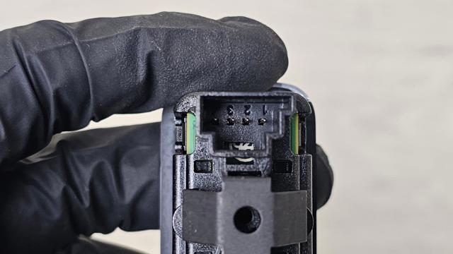 Кнопка вмикання двигуна склопідіймача передня права A2049058102 MERCEDES