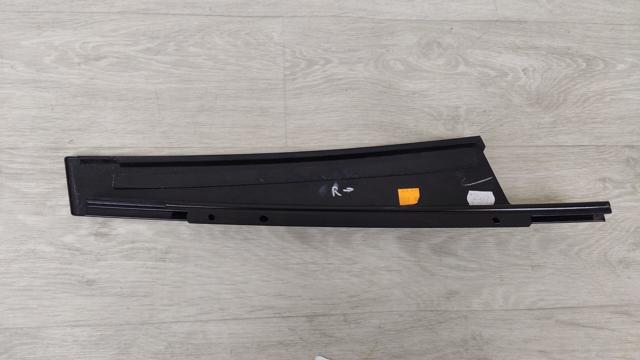 Накладка передніх дверей, правої, вертикальної A2056900887 MERCEDES