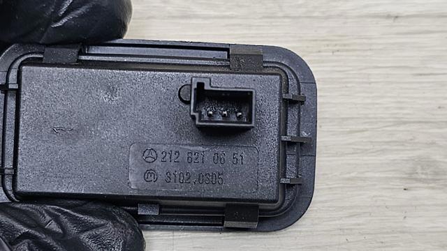 Кнопка приводу замка задніх 3/5 дверей (ляди) A2128210651 MERCEDES