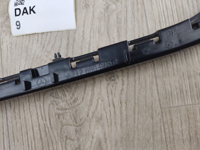 Направляюча заднього бампера, права A2128800430 MERCEDES
