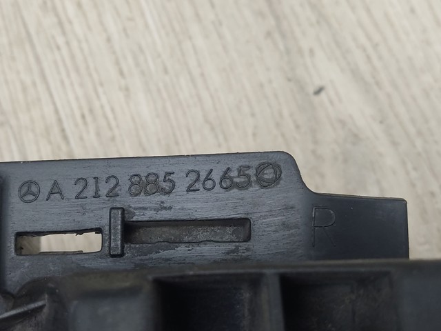 Кронштейн кріплення бампера переднього правий A2128852665 MERCEDES