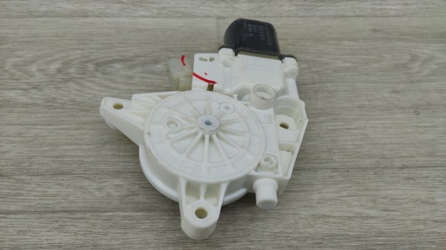 Мотор склопідйомника дверей передніх, правих A2469065200 MERCEDES