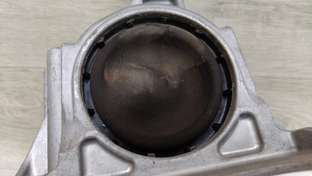 Права подушка мотора A2472401600 MERCEDES