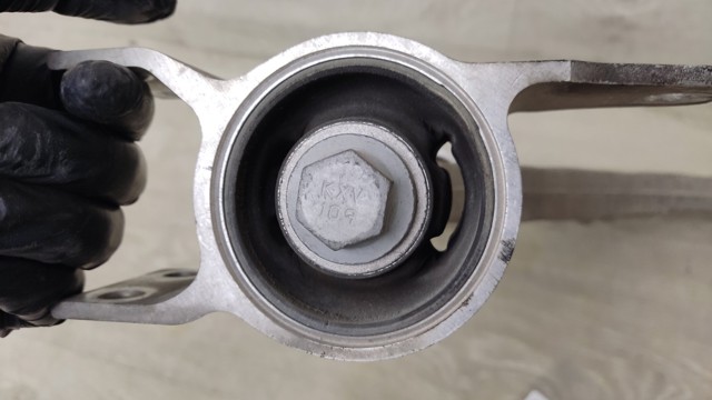 Правий важіль передній нижній підвіски A2473307602 MERCEDES