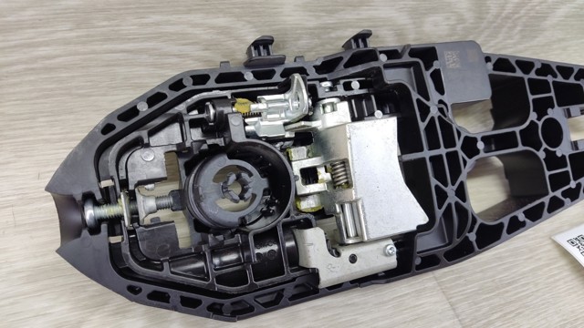 Тримач зовнішньої ручки дверей, передньої правої DS73F22464BF FORD