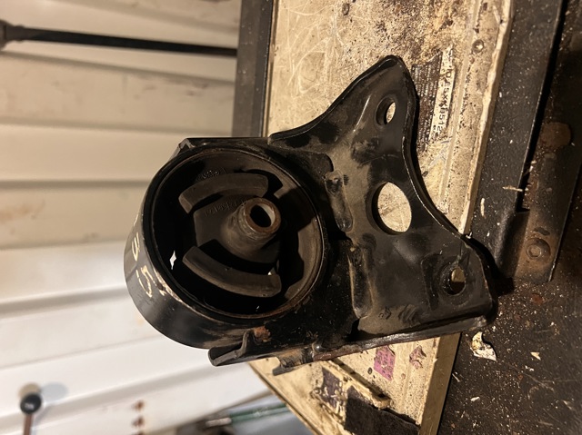 Подушка (опора) двигуна, ліва 1122031U00 NISSAN