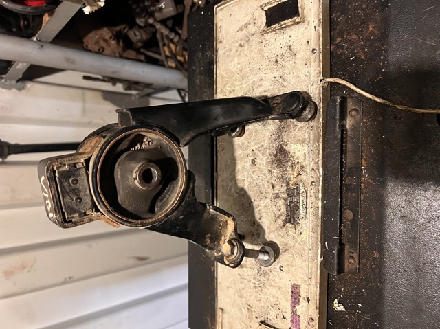 Опора двигуна задня 123710D100 TOYOTA