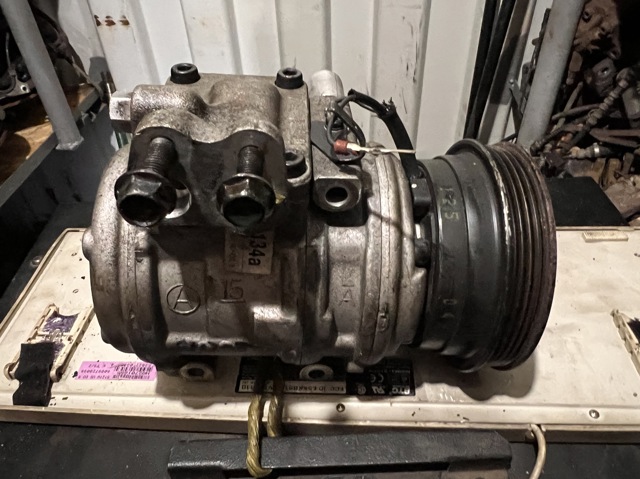 Компресор кондиціонера 1604022800 HYUNDAI