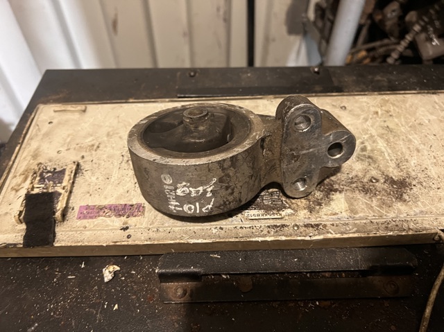 Опора двигуна задня 219302F000 HYUNDAI