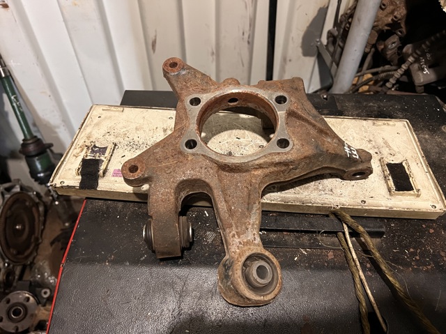 Цапфа поворотна права 28411FG000 SUBARU