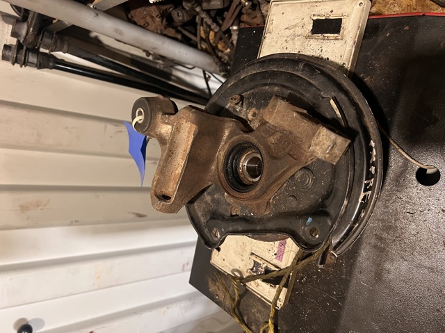 Кулак поворотний правий 28419FE001 SUBARU
