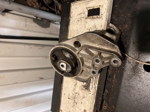 Подушка (опора) двигуна, ліва 5012896AA CHRYSLER