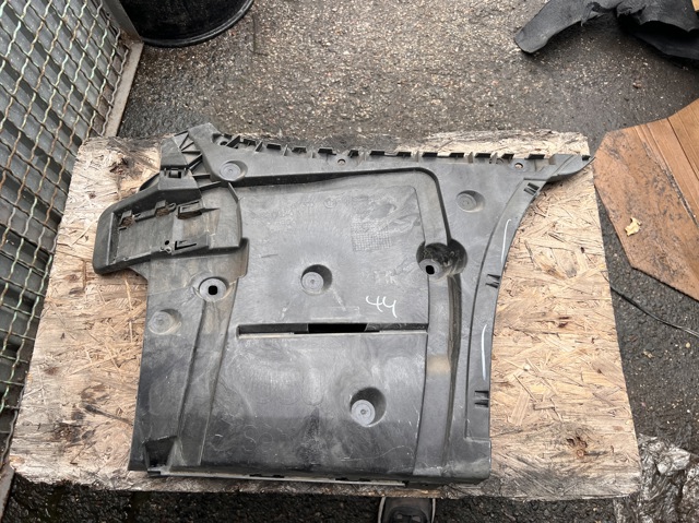 Кронштейн бампера заднього, правий 51127387300 BMW
