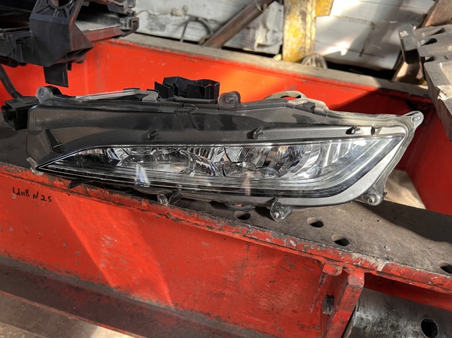 Протитуманка ліва 8122048060 TOYOTA