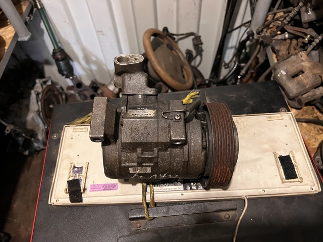 Компресор кондиціонера 8832042080 TOYOTA