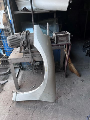 Переднє ліве крило MR392629 MITSUBISHI