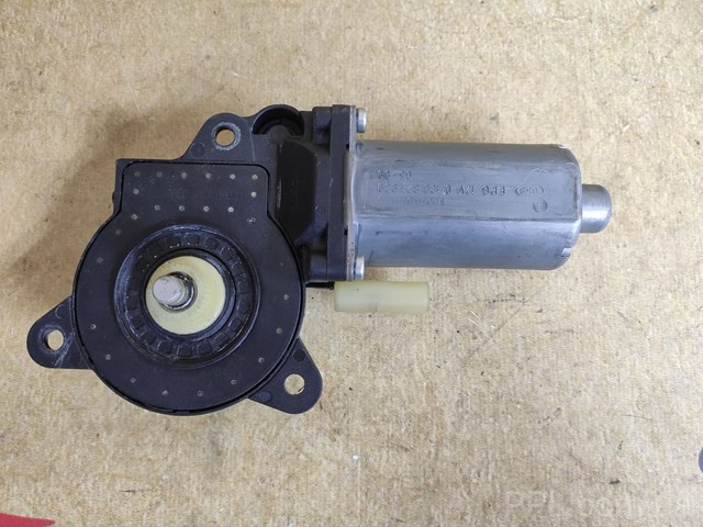 Мотор склопідйомника дверей передніх, правих 0130821939 FORD