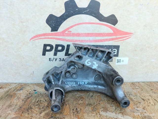 Кронштейн подушки (опори) двигуна, правої 04L199207 VAG