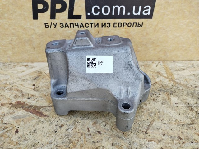 Кронштейн подушки (опори) двигуна, лівої 1K0199117CF VAG