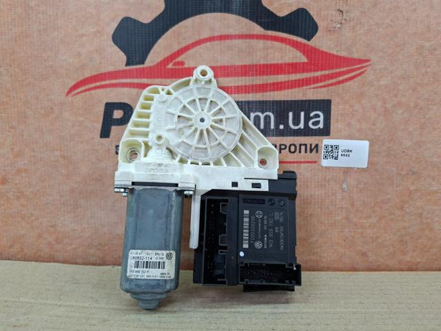 Двигун склопідіймача двері передньої, правої 1K0959702P VAG
