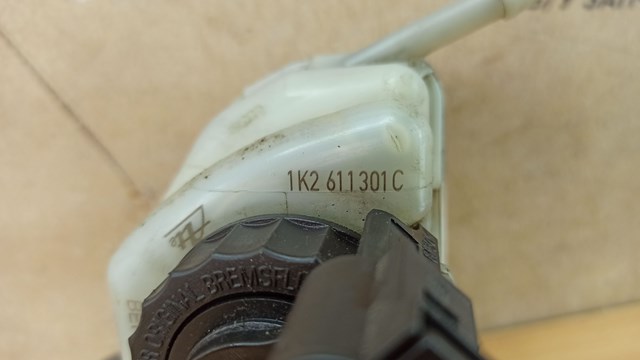 Бачок головного гальмівного циліндру (гальмівної рідини) 1K2611301C VAG