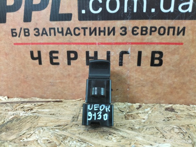Кнопка підйомника заднього скла 25411EA003 NISSAN