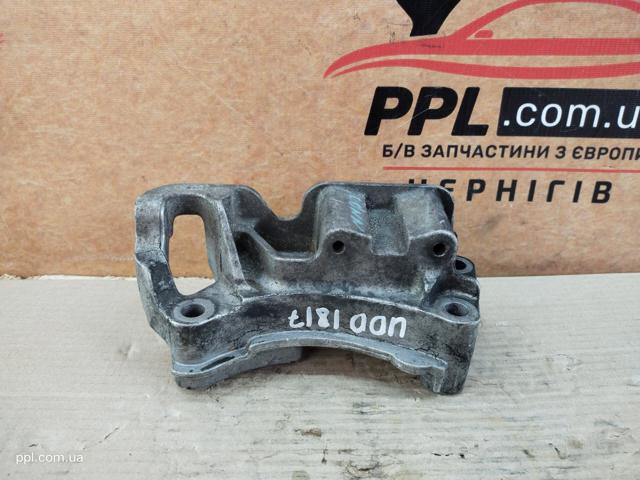 Кронштейн подушки (опори) двигуна, правої 3M516030AF FORD