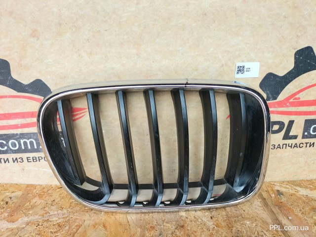Решітка радіатора права 51117210726 BMW