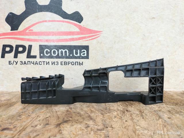 Лівий кронштейн переднього бампера 5211653020 TOYOTA