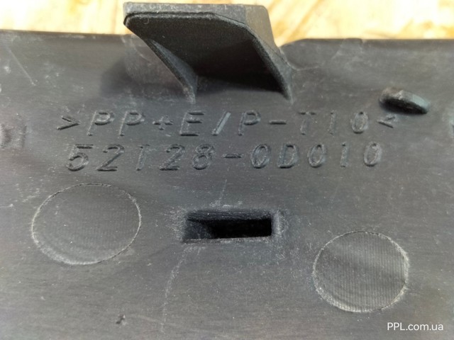 Решітка переднього бампера, ліва 521280D010 TOYOTA