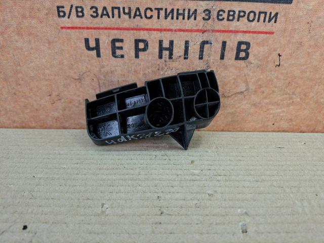 Ліве кріплення заднього бампера 5256302030 TOYOTA