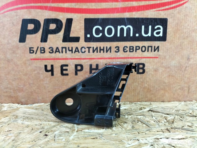 Ліве кріплення заднього бампера 52563F4010 TOYOTA