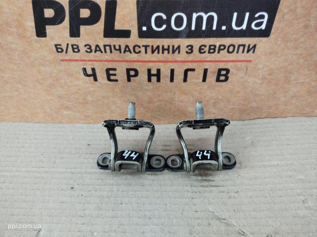 Петля третіх/п'ятих дверей 5G6827301B VAG