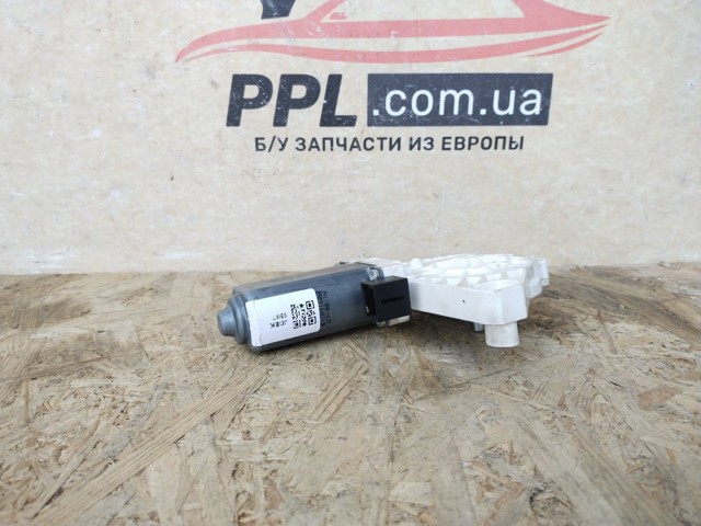 Мотор склопідйомника водійських дверей 5Q4959801B VAG