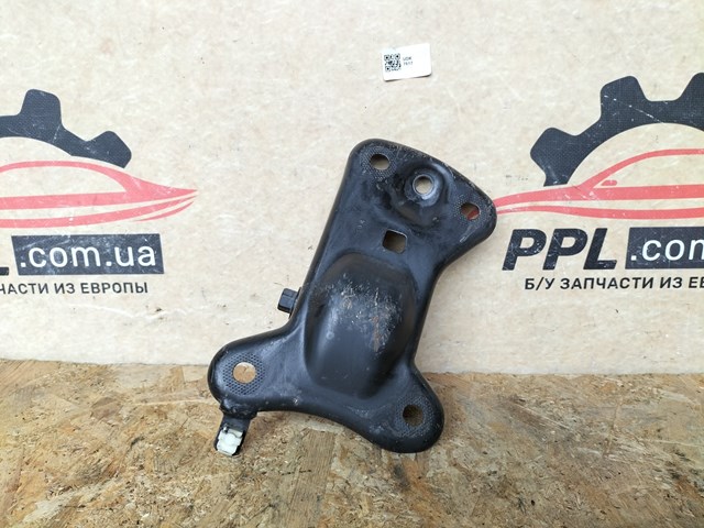 Кронштейн задньої балки 5QM501546 VAG