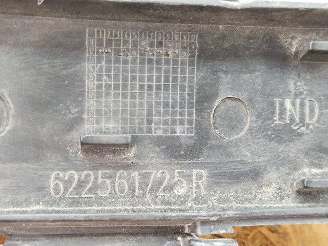 Решітка переднього бампера, центральна 622561725R RENAULT
