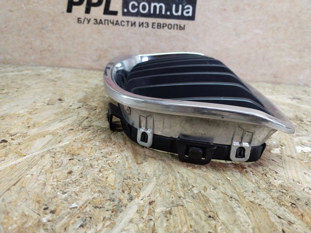 Решітка радіатора ліва 7239021 BMW