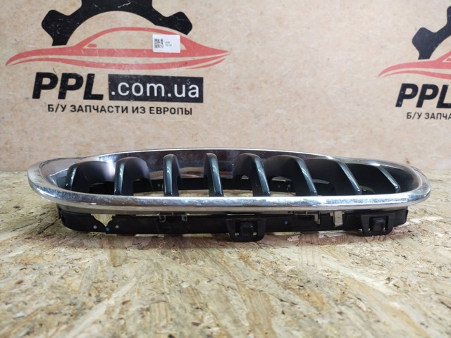 Решітка радіатора права 7239022 BMW