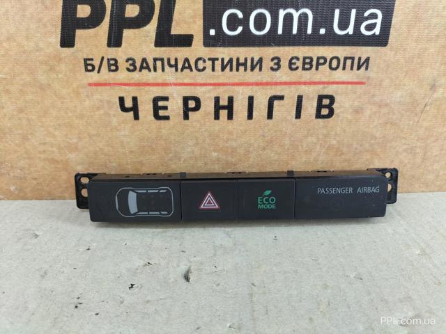 Кнопка включення аварійної сигналізації 8002B409 MITSUBISHI