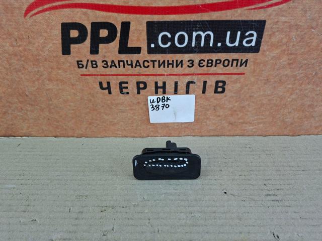 Кнопка приводу замка задньої 3/5 двері (ляди) 8200076256 RENAULT