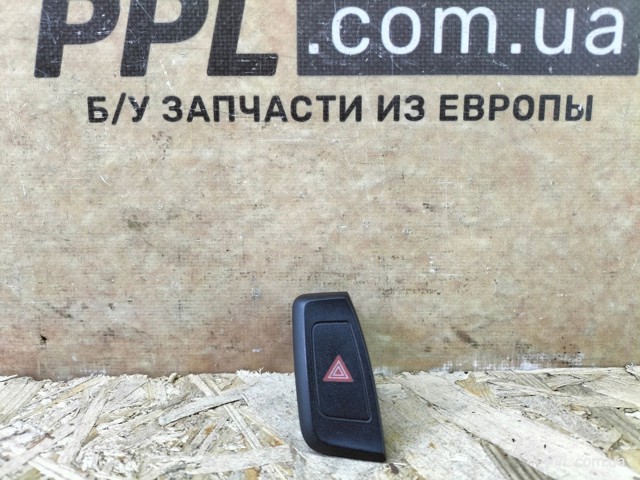 Кнопка включення аварійної сигналізації 8K1941509 VAG
